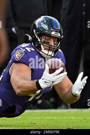 Baltimore, Usa. 04.. Dezember 2022. Baltimore Ravens Fullback Patrick Ricard (42) trifft die Denver Broncos in der zweiten Halbzeit im M&T Bank Stadium in Baltimore, Maryland, am Sonntag, den 4. Dezember 2022. Baltimore gewann 10:9. Foto: David Tulis/UPI Credit: UPI/Alamy Live News Stockfoto