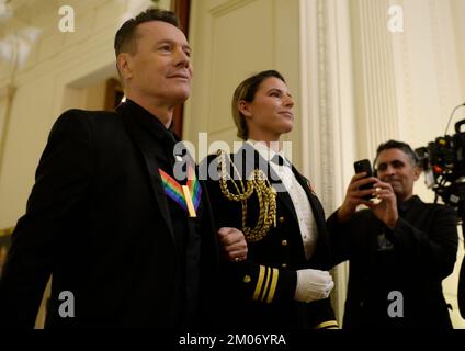 Washington, Usa. 04.. Dezember 2022. U2-Bandmitglied Larry Mullen kommt am Sonntag, den 4. Dezember 2022, zu einem Empfang für die Ehrenmänner des Kennedy Center im East Room des Weißen Hauses in Washington, DC. Die Ehrengäste sind George Clooney, Singer Gladys Knight, Singer-Songwriter Amy Grant, Knight, Komponistin Tania Leon, Und irische Rockband U2, bestehend aus den Bandmitgliedern Bono, The Edge, Adam Clayton und Larry Mullen Jr. Foto: Bonnie Cash/Pool/Sipa USA Guthaben: SIPA USA/Alamy Live News Stockfoto