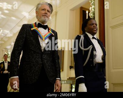 U2 Bandmitglied Adam Clayton kommt am Sonntag, den 4. Dezember 2022, zu einem Empfang für die Kennedy Center Honorees im East Room des Weißen Hauses in Washington, DC. Die Ehrengäste sind George Clooney, Singer Gladys Knight, Singer-Songwriter Amy Grant, Knight, Komponistin Tania Leon, Und irische Rockband U2, bestehend aus den Bandmitgliedern Bono, The Edge, Adam Clayton und Larry Mullen Jr. Foto: Bonnie Cash/Pool/ABACAPRESS.COM Stockfoto