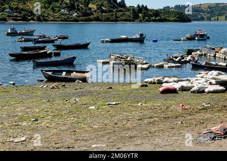 Fischerboote in Golfo de Ancud - Castro Bay, Chilo Island im chilenischen Seengebiet. 16.. Februar 2014 - Castro, Chile, Südamerika Stockfoto