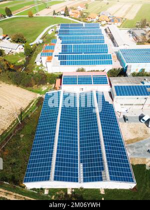 Solarpaneele, die die Dächer von Industriegebäuden auf dem Land bedecken Stockfoto