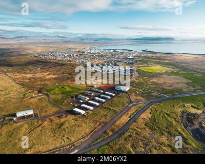 Typisches kleines Fischerdorf in Island in der Nähe des Meeres, Herbst 2022 Stockfoto