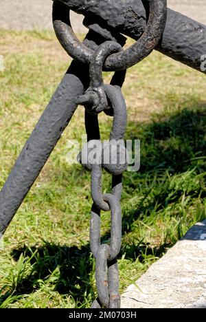 An der Strandpromenade in Castro City, Chiloe Island, Chile, ist ein schwarzer Anker zu sehen. 16. vom Februar 2014 Stockfoto