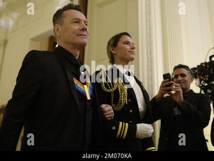 Washington, Usa. 04.. Dezember 2022. U2-Bandmitglied Larry Mullen kommt am Sonntag, den 4. Dezember 2022, zu einem Empfang für die Ehrenmänner des Kennedy Center im East Room des Weißen Hauses in Washington, DC. Die Ehrengäste sind George Clooney, Singer Gladys Knight, Singer-Songwriter Amy Grant, Knight, Komponistin Tania Leon, Und irische Rockband U2. Kredit: UPI/Alamy Live News Stockfoto