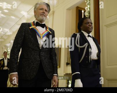 Washington, Usa. 04.. Dezember 2022. U2 Bandmitglied Adam Clayton kommt am Sonntag, den 4. Dezember 2022, zu einem Empfang für die Kennedy Center Honorees im East Room des Weißen Hauses in Washington, DC. Die Ehrengäste sind George Clooney, Singer Gladys Knight, Singer-Songwriter Amy Grant, Knight, Komponistin Tania Leon, Und irische Rockband U2. Kredit: UPI/Alamy Live News Stockfoto