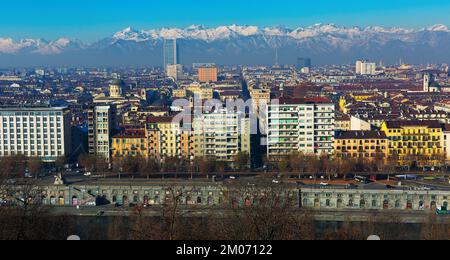 Turins Stadtbild mit alten Gebäuden und Bergen, Italien Stockfoto