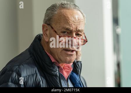 USA Senator Charles Schumer spricht während der Presseaufrufe über RSV-Infektionen bei Kindern und bittet um Hilfe von HHS an der 875 3. Avenue in New York am 4. Dezember 2022 Stockfoto