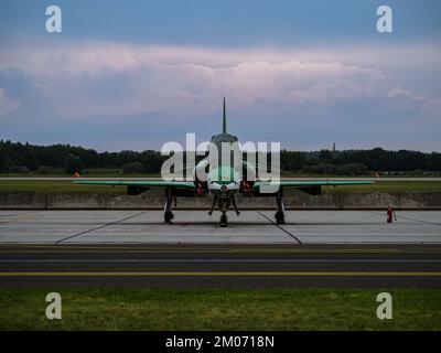 Moderner grün-weißer Militärparkplatz auf einem Flugplatz nach der Mission, Saudi Air Force, Frontalblick, bewölkter Sonnenuntergang dahinter, Kecskemet Airshow Stockfoto