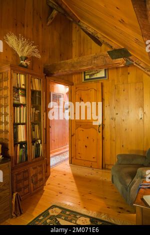 Bücherregal und Möbel im Arbeitszimmer auf Dachboden im alten, ca. 1740 Jahre alten Kanadiana Landhaus-Stil Feldsteinhaus. Stockfoto