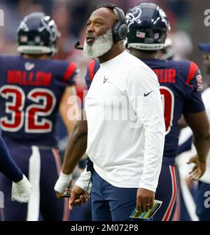 Houston, Texas, USA. 4.. Dezember 2022. Houston Texans Cheftrainer Lovie Smith bei einem NFL-Spiel zwischen den Houston Texans und den Cleveland Browns am 4. Dezember 2022 in Houston. Die Browns haben gewonnen, 27-14. (Kreditbild: © Scott Coleman/ZUMA Press Wire) Kredit: ZUMA Press, Inc./Alamy Live News Stockfoto