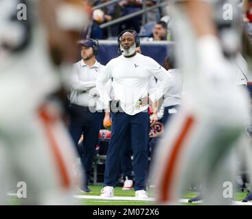 Houston, Texas, USA. 4.. Dezember 2022. Houston Texans Cheftrainer Lovie Smith bei einem NFL-Spiel zwischen den Houston Texans und den Cleveland Browns am 4. Dezember 2022 in Houston. Die Browns haben gewonnen, 27-14. (Kreditbild: © Scott Coleman/ZUMA Press Wire) Kredit: ZUMA Press, Inc./Alamy Live News Stockfoto