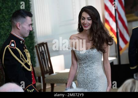 Washington DC, USA. 04.. Dezember 2022. Amal Clooney kommt am Sonntag, den 4. Dezember 2022, zu einem Empfang zu Ehren der 45. Annual Kennedy Center Honors, die von US-Präsident Joe Biden und First Lady Dr. Jill Biden im Weißen Haus in Washington, DC, ausgerichtet werden. Kredit: Chris Kleponis/CNP/MediaPunch Kredit: MediaPunch Inc/Alamy Live News Stockfoto