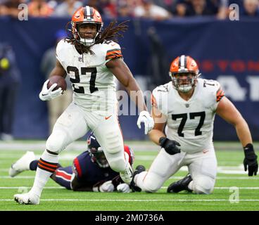 Houston, Texas, USA. 4.. Dezember 2022. Cleveland Browns Running Back Kareem Hunt (27) trägt den Ball während eines NFL-Spiels zwischen den Houston Texans und den Cleveland Browns am 4. Dezember 2022 in Houston. Die Browns haben gewonnen, 27-14. (Kreditbild: © Scott Coleman/ZUMA Press Wire) Kredit: ZUMA Press, Inc./Alamy Live News Stockfoto