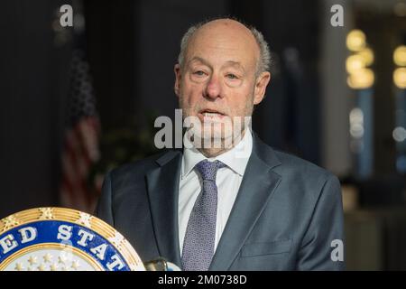 New York, Usa. 04.. Dezember 2022. Dr. Charles Schleien, Vorsitzender der Kinderheilkunde, SVP Cohen Childers Medical Center am Northwell Health System, spricht während der USA Senator Charles Schumer Pressekonferenz über RSV-Infektion bei Kindern und Bitte um Hilfe von HHS an der 875 3. Avenue. (Foto: Lev Radin/Pacific Press) Kredit: Pacific Press Media Production Corp./Alamy Live News Stockfoto