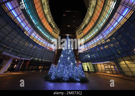 Der Weihnachtsbaum vor dem Bloomberg Tower am Beacon Court in New York City. (Foto: Gordon Donovan) Stockfoto