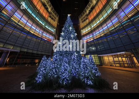 Der Weihnachtsbaum vor dem Bloomberg Tower am Beacon Court in New York City. (Foto: Gordon Donovan) Stockfoto