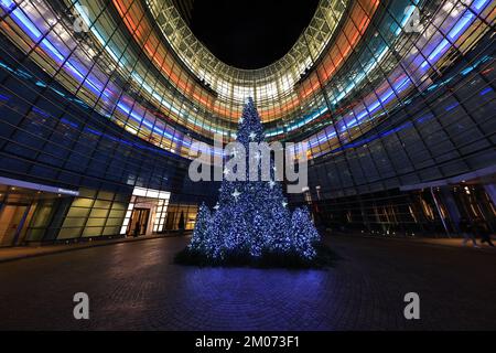 Der Weihnachtsbaum vor dem Bloomberg Tower am Beacon Court in New York City. (Foto: Gordon Donovan) Stockfoto