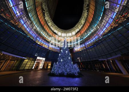 Der Weihnachtsbaum vor dem Bloomberg Tower am Beacon Court in New York City. (Foto: Gordon Donovan) Stockfoto