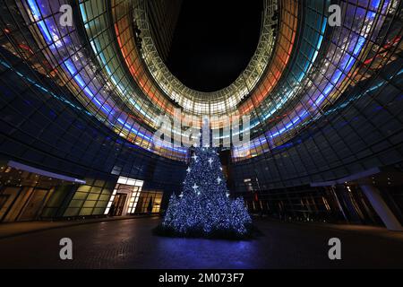 Der Weihnachtsbaum vor dem Bloomberg Tower am Beacon Court in New York City. (Foto: Gordon Donovan) Stockfoto