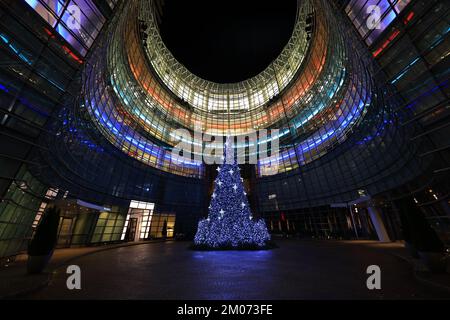 Der Weihnachtsbaum vor dem Bloomberg Tower am Beacon Court in New York City. (Foto: Gordon Donovan) Stockfoto