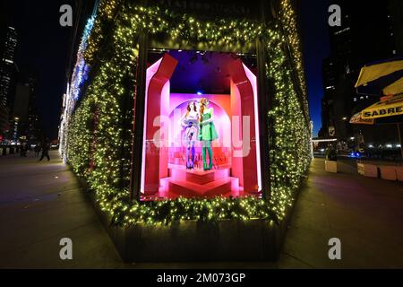 Das beeindruckende Weihnachtslicht auf der Saks Fifth Avenue in New York City. (Foto: Gordon Donovan) Stockfoto