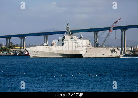 SAN DIEGO (29. November 2022) das Küstenschiff der Independence Variant USS Kansas City (LCS 22) durchquert die Bucht von San Diego. Kansas City führt derzeit Routineeinsätze in der US-3.-Flotte durch. (USA Marinefoto von Mass Communication Specialist 2. Class Jeffrey F. Yale) Stockfoto