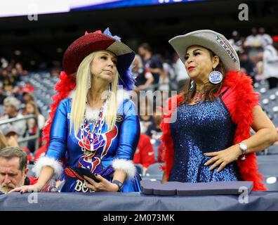 Houston, Texas, USA. 4.. Dezember 2022. Fans von Houston Texans bei einem NFL-Spiel zwischen den Houston Texans und den Cleveland Browns am 4. Dezember 2022 in Houston. Die Browns haben gewonnen, 27-14. (Kreditbild: © Scott Coleman/ZUMA Press Wire) Kredit: ZUMA Press, Inc./Alamy Live News Stockfoto