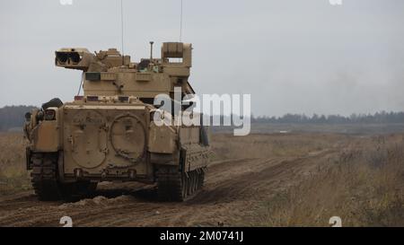 GREYWOLF-Truppen, die dem 1.. Bataillon, dem 12. 3. Kavallerie-Regiment, dem 3.. Bewaffneten Brigaden-Kampfteam, der 1.. Kavallerie-Division zugeteilt sind, führen ihre Waffen-Zertifizierungen für den 4. Dezember 2022 durch. Diese Ausbildung stärkt die Partnerschaft mit den NATO-Verbündeten und verbessert die Bereitschaft der Brigade. Stockfoto