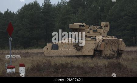 GREYWOLF-Truppen, die dem 1.. Bataillon, dem 12. 3. Kavallerie-Regiment, dem 3.. Bewaffneten Brigaden-Kampfteam, der 1.. Kavallerie-Division zugeteilt sind, führen ihre Waffen-Zertifizierungen für den 4. Dezember 2022 durch. Diese Ausbildung stärkt die Partnerschaft mit den NATO-Verbündeten und verbessert die Bereitschaft der Brigade. Stockfoto