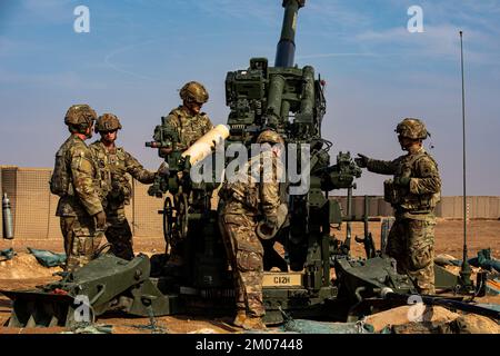 USA Soldaten der Armee, Charlie Battery zugeteilt, 1.. Bataillon, 134.. Artilleriegesiment, 37.. Infanterie-Brigaden-Kampfteam, Ohio-Armee-Nationalgarde, Unterstützung der kombinierten Joint Task Force - Operation inhärent Resolve, Vorbereitung eines M777 Howitzer während einer operativen Probeübung am Einsatzort Conaco, Syrien, 4. Dezember 2022. (USA Armeefoto von Sergeant Julio Hernandez) Stockfoto