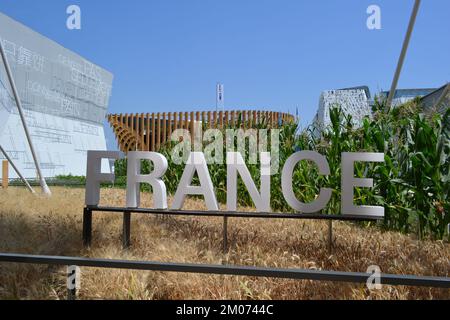 Panoramablick auf den Eingang zum französischen Pavillon auf der EXPO Milano 2015 mit dem Schriftzug Frankreich in großen Buchstaben. Stockfoto