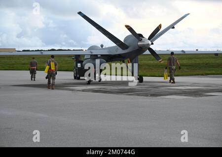 USA Air Force Maintainers des 119. Wing helfen beim Abschleppen von MQ-9 Reaper ferngesteuerten Flugzeugen auf der Andersen Air Force Base Guam, während der Übung Valiant Shield am 4. Juni 2022. Valiant Shield ist eine dynamische Übung zur Beschäftigung von Streitkräften, die vom 25. Mai bis 20. Juni 2022 auf dem Luftwaffenstützpunkt Andersen stattfindet. Valiant Shield 2022 war ein 12-tägiges gemeinsames Feldtraining (FTX), das die Integration der US-Streitkräfte durch gemeinsame Operationen auf See, an Land, in der Luft und im Cyberspace verbessern sollte. Es bot den MQ-9-Mitgliedern die Möglichkeit, sich zusammenzutun und einen Unterschied zu machen Stockfoto