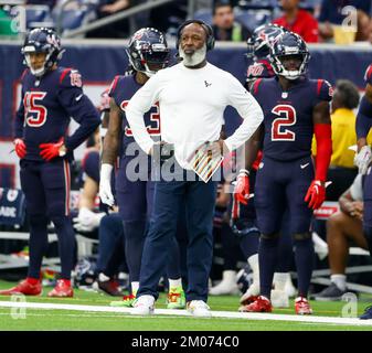 Houston, Texas, USA. 4.. Dezember 2022. Houston Texans Cheftrainer Lovie Smith bei einem NFL-Spiel zwischen den Houston Texans und den Cleveland Browns am 4. Dezember 2022 in Houston. Die Browns haben gewonnen, 27-14. (Kreditbild: © Scott Coleman/ZUMA Press Wire) Kredit: ZUMA Press, Inc./Alamy Live News Stockfoto