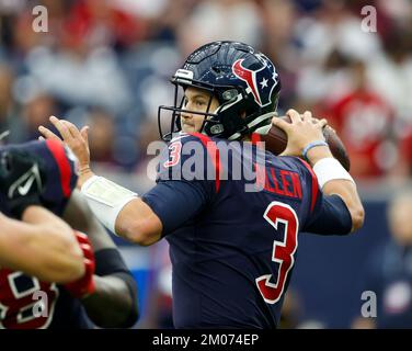 Houston, Texas, USA. 4.. Dezember 2022. Der Quarterback der Houston Texans Kyle Allen (3) spielt den Ball während eines NFL-Spiels zwischen den Houston Texans und den Cleveland Browns am 4. Dezember 2022 in Houston. Die Browns haben gewonnen, 27-14. (Kreditbild: © Scott Coleman/ZUMA Press Wire) Kredit: ZUMA Press, Inc./Alamy Live News Stockfoto