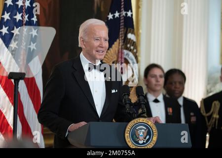 US-Präsident Joe Biden und First Lady Dr. Jill Biden heißen die Empfänger der 45. Annual Kennedy Center Honors am Sonntag, den 4. Dezember 2022, bei einem Empfang im Weißen Haus in Washington willkommen. Kredit: Chris Kleponis/CNP Stockfoto