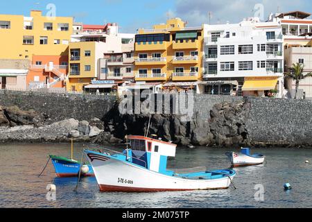 Der malerische Hafen im kleinen Fischerdorf Los Abrigos auf Teneriffa auf den Kanarischen Inseln Stockfoto