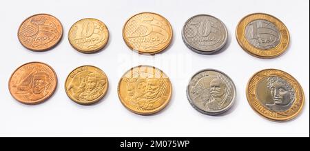 Brasilianische Währungen, Vorder- und Rückseite mit weißem Hintergrund, brasilianisches Geld, Währung von 1 real. 50 Cent, 25 Cent, 10 Cent, 5 Cent. Stockfoto