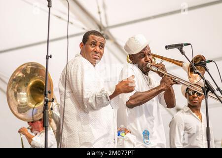 NEW ORLEANS, LA, USA - 2. MAI 2019: Glen David Andrews mit seiner Hornabteilung beim New Orleans Jazz and Heritage Festival Stockfoto