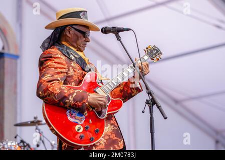 NEW ORLEANS, LA, USA - 5. MAI 2019: Little Freddie King tritt beim New Orleans Jazz and Heritage Festival auf der Blues Tent Stage auf Stockfoto