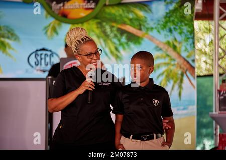 04. Dezember 2022, Sunrise, Florida, USA: Christmas cheer for Kids, jährliche Live-Auftritte und Spielzeugfahrt für Kinder aus armen Familien in Südflorida. Stockfoto