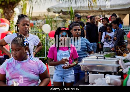 04. Dezember 2022, Sunrise, Florida, USA: Christmas cheer for Kids, jährliche Live-Auftritte und Spielzeugfahrt für Kinder aus armen Familien in Südflorida. Stockfoto