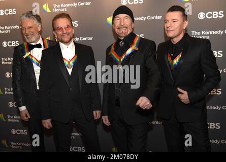 Washington, Usa. 04.. Dezember 2022. 2022 Kennedy Center Honorees Irish Rock Band U2 Mitglieder (L-R) Adam Clayton, Bono, The Edge und Larry Mullen, Jr. posieren für Fotografen, die am Sonntag, den 4. Dezember 2022, zu einem Galaabend in Washington ankommen. Die Auszeichnungen werden für eine lebenslange Leistung in Kunst und Kultur verliehen. Foto: Mike Theiler/UPI Credit: UPI/Alamy Live News Stockfoto