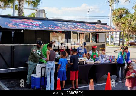 04. Dezember 2022, Sunrise, Florida, USA: Christmas cheer for Kids, jährliche Live-Auftritte und Spielzeugfahrt für Kinder aus armen Familien in Südflorida. Stockfoto