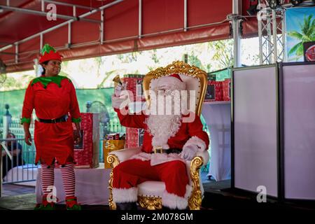 04. Dezember 2022, Sunrise, Florida, USA: Christmas cheer for Kids, jährliche Live-Auftritte und Spielzeugfahrt für Kinder aus armen Familien in Südflorida. Stockfoto