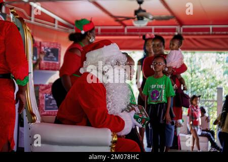 04. Dezember 2022, Sunrise, Florida, USA: Christmas cheer for Kids, jährliche Live-Auftritte und Spielzeugfahrt für Kinder aus armen Familien in Südflorida. Stockfoto