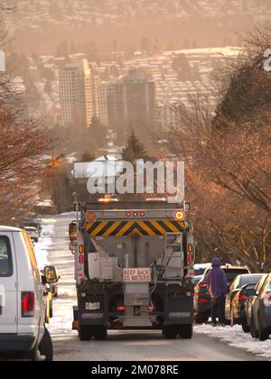 Schneeentfernungs- und Salzwagen in einem Metro Vancouver Viertel in British Columbia, Kanada Stockfoto