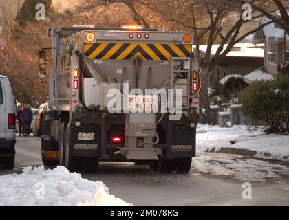 Schneeentfernungs- und Salzwagen in einem Metro Vancouver Viertel in British Columbia, Kanada Stockfoto