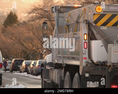 Schneeentfernungs- und Salzwagen in einem Metro Vancouver Viertel in British Columbia, Kanada Stockfoto