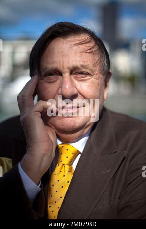 0/10/09 Barry Humphries, australischer Komiker, Satiriker, dadaist, Künstler und Schauspieler, vielleicht am besten bekannt für seinen auf der Bühne und im Fernsehen Stockfoto