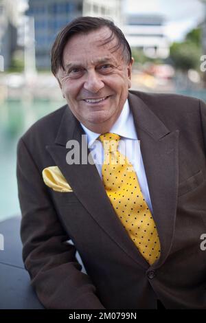 0/10/09 Barry Humphries, australischer Komiker, Satiriker, dadaist, Künstler und Schauspieler, vielleicht am besten bekannt für seinen auf der Bühne und im Fernsehen Stockfoto